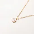 Elegante minimalistische Goldkette mit rundem weißem Emaille-Anhänger Buchstabe H - Buchstabe H