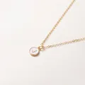 Elegante minimalistische goldfarbene 'J' Initialen-Halskette mit weißem Emaille-Anhänger - Buchstabe J