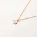 Minimalistische 52cm lange goldene Halskette mit weißem runden Buchstaben-O-Anhänger - Buchstabe O