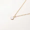 Minimalistische 52 cm Goldkette mit weißem Emaille-Anhänger und dem Buchstaben T - Buchstabe T