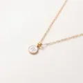 Elegante minimalistische Goldhalskette mit einem weißen runden Buchstaben W Anhänger - Buchstabe W