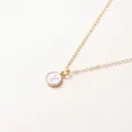 Elegante minimalistische Goldkette mit einem runden weißen Emaille-Anhänger und dem Buchstaben Y - Buchstabe Y