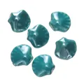 Set van groenblauwe geglazuurde keramische kralen in schelpvorm voor DIY-sieraden, 12x13,5mm. - 5 Stuks / Donkergroen