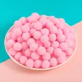 Surtido de pompones suaves de felpa rosa para manualidades de joyería en un plato blanco - Rosa intenso