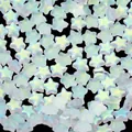 Makroansicht von irisierenden mattierten Glasperlen in Sternform für DIY-Schmuckherstellung - Mattes AB-Weiß