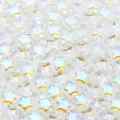 Detaillierte Makroansicht der lichtdurchlässigen goldenen Textur handgefertigter Glasperlen - Glänzendes AB-Weiß