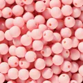 Nahaufnahme von matten rosa Acryl-Rundperlen für handgefertigten DIY-Schmuck - Orangerosa
