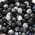Vue macro détaillée de diverses perles acryliques DIY noires et grises avec de multiples textures - Mélange de Perles 8MM + Perles de Rocaille / Pack de 20g / Série Bleu Foncé