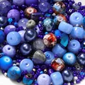 Vue macro détaillée de perles bleues et violettes pour la fabrication de bijoux DIY - Mélange de Perles 8MM + Perles de Rocaille / Pack de 20g / Série Bleu Profond