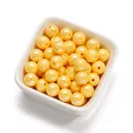 Gros plan de perles rondes en acrylique jaune de 10mm pour bijoux DIY dans un bol blanc - 30 Pcs/Paquet / Jaune