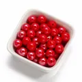 Vue rapprochée de perles en acrylique rouge de 10 mm pour la création de bijoux. - 30 Pcs/Paquet / Rouge