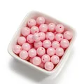 Vue macro détaillée de perles en acrylique rose nacré de 10 mm pour bijoux DIY - 30 Pcs/Paquet / Rose