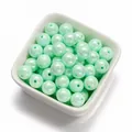 Gros plan de perles en acrylique irisées vert menthe de 10mm pour bracelets et colliers DIY - 30 Pcs/Paquet / Vert clair