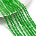 Dettaglio ravvicinato di perle di cristallo verde sfaccettate da 3 mm per fai da te. - 1 Filo (Circa 127 Pezzi), Diametro 3mm/Foro 0.8mm / Verde
