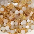 Detailansicht gemischter goldener Metallanhänger und weißer Glasperlen für DIY-Schmuck - 50g/Packung / Weiße Glasperlen + Gold Metall Mix