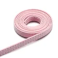 Nahaufnahme der rosa PU-Lederschnur mit weißer Naht für DIY-Schmuck und Taschenzubehör - 1 Meter/Packung / Rosa