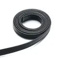 Detailansicht eines schwarzen PU-Lederbandes mit feiner Naht für DIY-Bastelarbeiten - 1 Meter/Packung / Schwarz