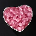 Detailaufnahme rosa Katzenauge-Rundperlen für DIY-Schmuckherstellung in weißer Schale - Runde Perlen / 20 Stück (6mm) / Rosa Katzenauge