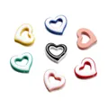 Draufsicht auf bunte, hohle herzförmige Perlen für DIY-Schmuck auf weißem Grund - Acryl-Herzperlen / 10 Pieces (23.3*24mm) / Mehrfarbig