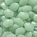 Vue macro de jolies perles en verre vert clair en forme de grenouille pour DIY - Pendentif cadenas de paix / 5 Pièces (19.5x25mm) / Vert clair
