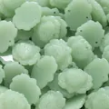 Détail macro de perles en verre sculpté vert clair pour la création de bijoux DIY - Lotus à Double Trou / 5 Pièces (23x28.5mm) / Vert clair