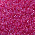 Primo piano dettagliato di perline di vetro fucsia da 2,5 mm per creazione di gioielli. - 300 Pezzi/Confezione (2.5mm) / Rosso rosa
