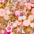 Vista macro di mix di perline rosa e oro con forme di stelle e fiori per gioielli. - Stile Lega / Confezione 20g (Circa 4-32mm) / Rosa Misto Oro