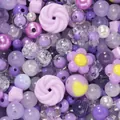 Dettaglio di perline viola miste per gioielli fai-da-te in varie forme e consistenze - Confezione 20g (Circa 4-16mm) / Viola Stile Misto