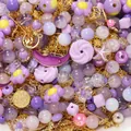 Primo piano di mix perline viola fai-da-te con ciondoli in vetro, acrilico e metallo. - Stile Lega / Confezione 20g (Circa 4-32mm) / Viola Misto Oro