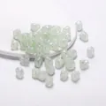 Primo piano di perle acriliche a forma di cuore verde pallido perlato per gioielli fai da te - Stile Cuore Perlato / 30 Pezzi/Confezione / Verde