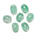 Vue macro de perles en verre vert clair en forme de grain de café pour bijoux DIY - Style Grain de Café (Style 02) / 5 Pièces (8.5x11mm) / Vert