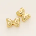 Cuentas espaciadoras en forma de lazo bañadas en oro de 18K para hacer joyería DIY - Estilo B (Lazo con Textura) / 2 Piezas (10.5x15mm) / Dorado