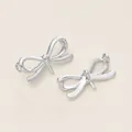 Elegante connettore a fiocco in argento per la creazione di gioielli fai da te e bracciali - Stile D (Connettore a Fiocco Liscio) / 2 Pezzi (10x18.5mm) / Oro bianco
