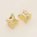 Squisiti distanziatori a stella testurizzati placcati oro 18K con zircone per gioielli DIY - Stile J (Stella con Texture Lava) / 2 Pezzi (6.5x6.5mm) / Oro 14K