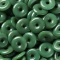 Glänzende dunkelgrüne Glasperlen in Donut-Form für DIY Ping'an Schmuckherstellung - 10 Stück/Packung (Durchmesser ca. 8,5 mm) / Jadegrün