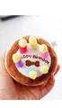 Détail d'un jouet couineur en peluche en forme de gâteau d'anniversaire pour chiens - Petit Gâteau à Bougies