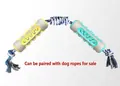 Détail de deux jouets à mâcher pour chiens en TPR reliés par une corde en coton tressé bleu - Brosse à Dents Double Os avec Corde / Jaune