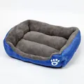 Gezellig blauw vierkant huisdierbed met zachte grijze fleecevoering en poot. - S / Donkerblauw