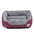 Panier rectangulaire pour animaux avec extérieur rouge et intérieur chaud en peluche grise - Bordeaux
