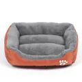 Lit carré orange pour animaux avec intérieur en polaire grise douce et motif patte. - Orange