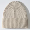 Minimalistischer beigefarbener gerippter Wollstrick-Beanie für winterliche Wärme im Freien - Einheitsgröße / Beigegrau