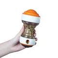 Jouet distributeur de friandises pour chien orange et blanc tenu à la main. - Orange