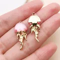 Detalle macro de colgantes de medusa de resina rosa y aleación dorada para joyería DIY - Colgante con Forma de Medusa (28154) / 1 Pieza (27x12x7mm) / KC Oro Rosa