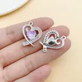 Detailansicht des silberfarbenen Herzanhängers mit lila Zirkonia und Strasssteinen. - 1 Piece (23.5x19x5mm) / Schillerndes Pfirsichherz (28440)
