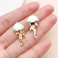 Elegante colgante de medusa iridiscente para hacer joyas DIY en acabado de aleación dorada - Colgante con Forma de Medusa (28155) / 1 Pieza (27x12x7mm) / Oro KC Verde