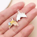 Primer plano de dijes de cola de sirena amarillos con detalles de estrella y perla - Estilo Océano de Esmalte Amarillo (28094) / 1 Pieza