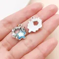 Detailweergave van een stervormige legering hanger met strass-steentjes en parel - Iriserend Blauw