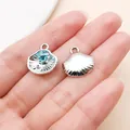 Vista dettagliata di ciondoli conchiglia in argento e strass blu per creazioni gioielli DIY - Conchiglia Marina Strass Blu (28174) / 1 Pezzo (16x15x4mm)