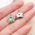 Vue détaillée de breloques fleurs argentées avec cristal étoile verte pour bijoux DIY - Vert