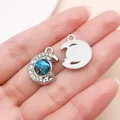 Vue macro du pendentif lune en alliage ciel étoilé avec planète galaxie bleue - Lune Planète (28189) / 1 Pièce (20x15x4.5mm) / Bleu